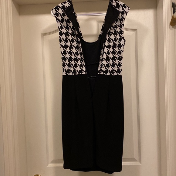 Draped V-neck design - Picture 3 of 4